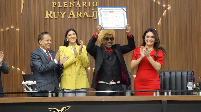 Emoção marca homenagem na ALEAM