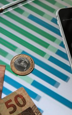 IPCA recua, mas permanece acima da meta
