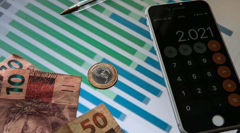 IPCA recua, mas permanece acima da meta