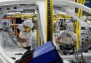 Os trabalhadores da montadora Fiat Chrysler Automobiles constroem um modelo Argo 2020, em meio à disseminação da doença por coronavírus (COVID-19), na fábrica de montagem em Betim